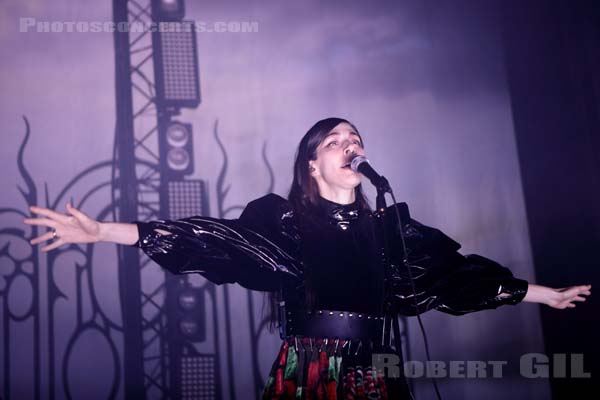 CAROLINE POLACHEK - 2019-11-02 - PARIS - Grande Halle de La Villette - Nef - 